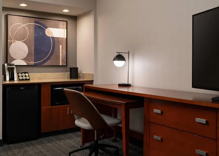 Courtyard By Marriott Bakersfield