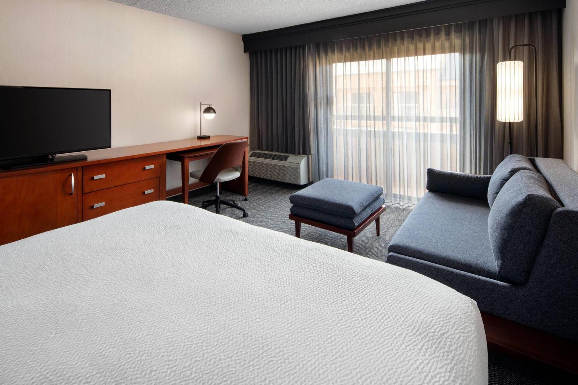 Courtyard By Marriott Hotel